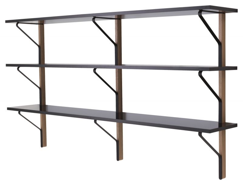 Artek Kaari REB 008 Wandregal mit drei schwarzen Regalböden und Holzstützen. Modernes Design für Wohnraum.